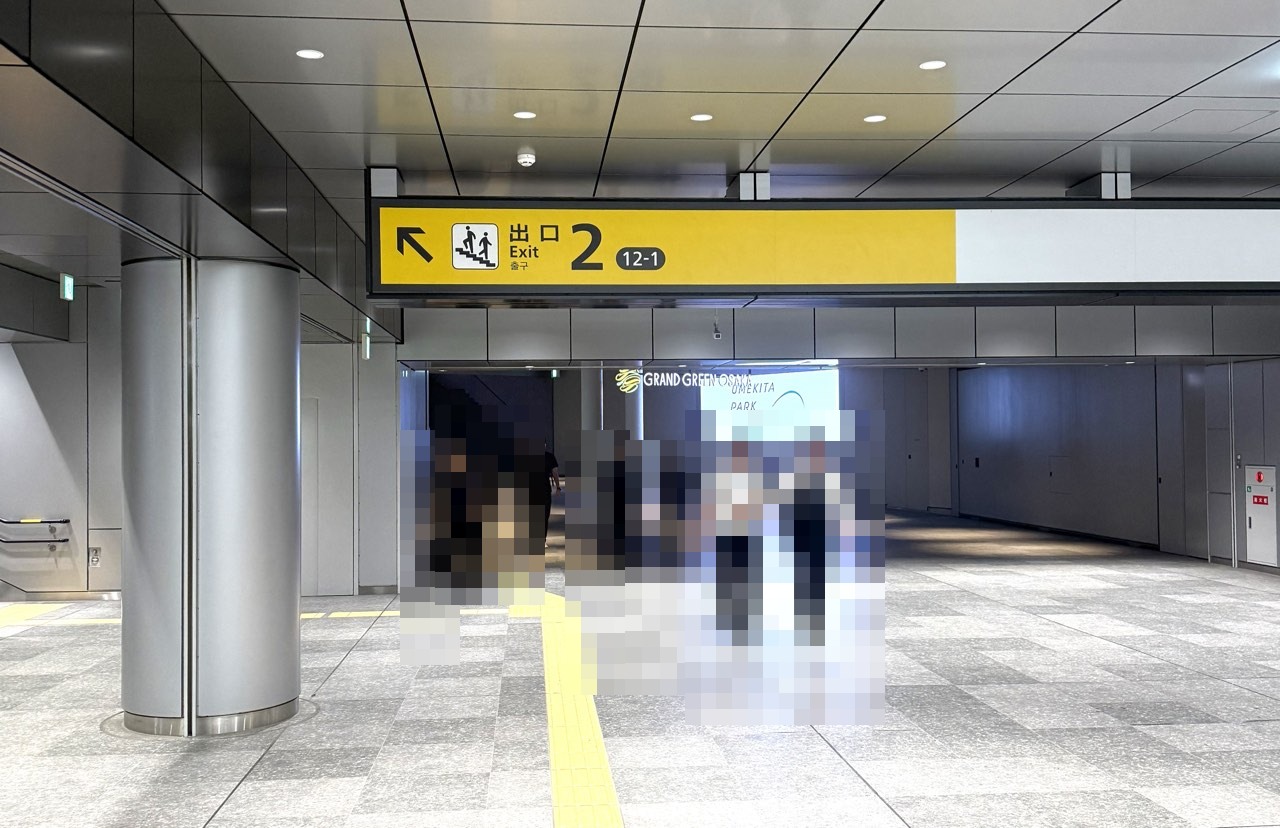 出口2への案内表示